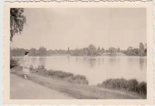 (F24555) Orig. Foto Haltern am See, Frau am Seeufer 1950er