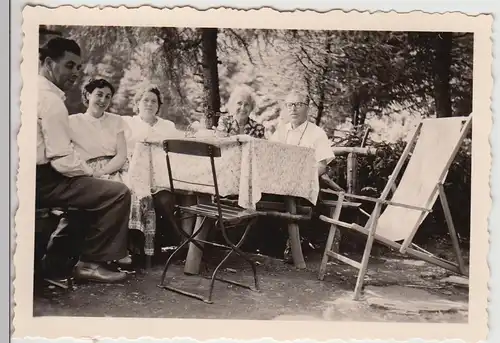 (F24552) Orig. Foto Nordenau, Personen im Gartenlokal 1950er
