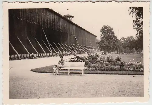 (F24551) Orig. Foto Bad Rothenfelde, Frau vor dem Gradierwerk 1950er