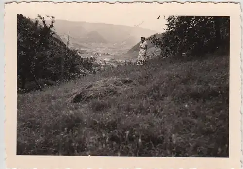 (F24546) Orig. Foto Ahrtal, Frau Wandern Spaziergang 1953