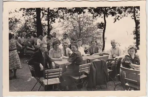 (F24542) Orig. Foto Essen Bredeney, Personen im Gartenlokal 1949