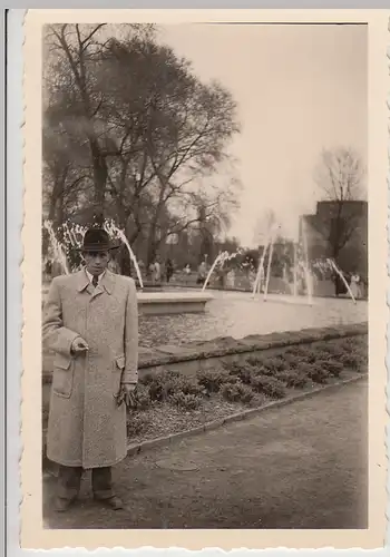 (F24538) Orig. Foto Essen, Mann im Grugapark 1954