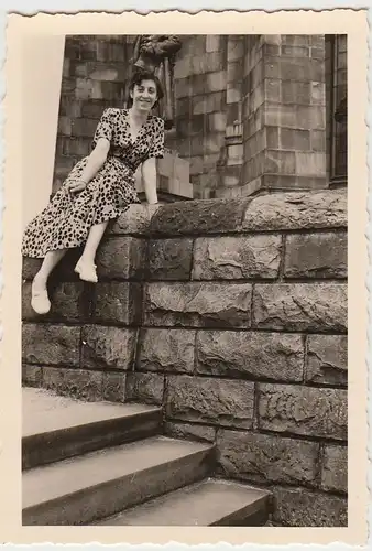 (F24531) Orig. Foto Syburg, junge Frau an der Hohensyburg 1954