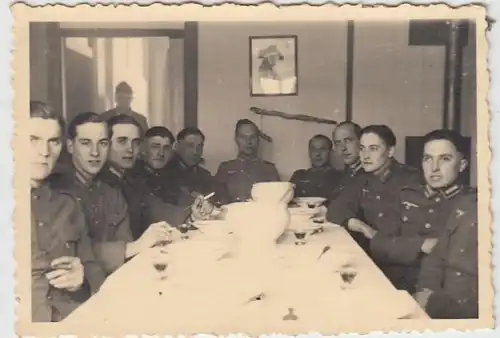 (F2453) Orig. Foto 2.WK, Soldaten an der Mittags-Tafel, 1940er