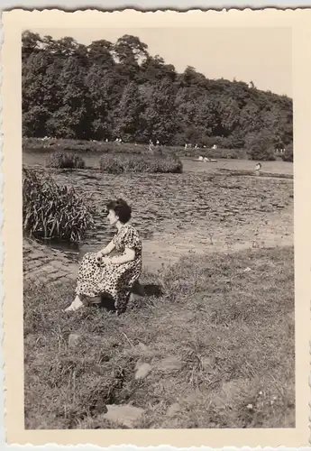 (F24527) Orig. Foto Blankenstein (Hattingen), junge Frau am See 1953