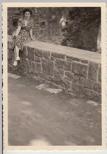 (F24526) Orig. Foto junge Frau an der Burg Blankenstein (Hattingen) 1953