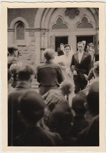 (F24524) Orig. Foto Günnigfeld, Hochzeitspaar vor der Kirche 1951