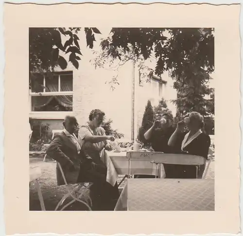 (F24519) Orig. Foto Bad Rothenfelde, Personen im Gartenlokal 1959