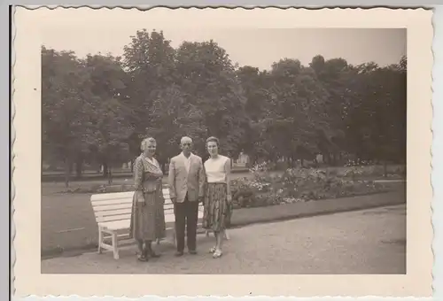 (F24516) Orig. Foto Bad Rothenfelde, Personen im Park 1959