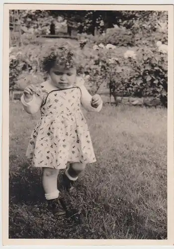 (F24513) Orig. Foto kleines Mädchen Gabi im Garten 1957