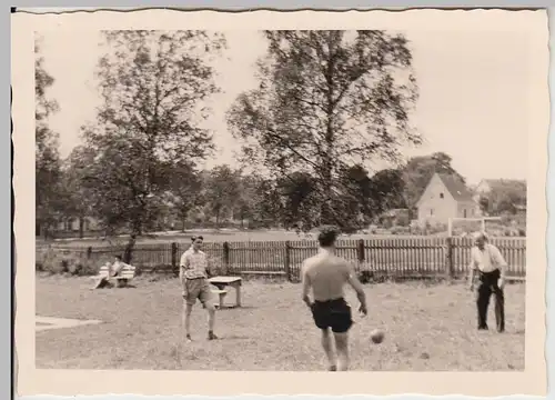 (F24509) Orig. Foto Vöhl, Männer spielen Fußball in Badeanstalt 1957