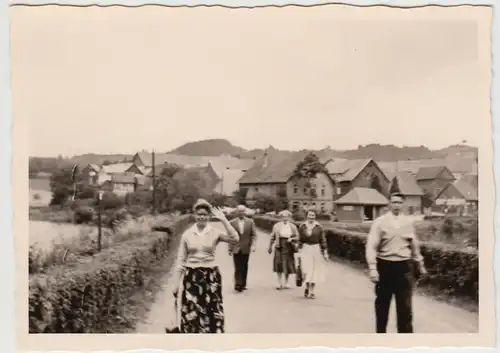 (F24507) Orig. Foto Niederwerbe, Personen a. Straße 1957