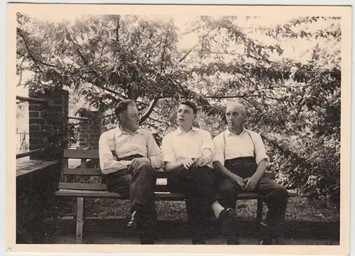 (F24503) Orig. Foto Herren sitzen auf einer Bank 1950er