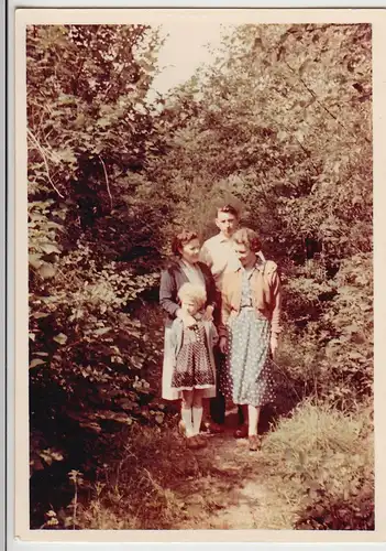 (F24502) Orig. Foto Personen auf einem Waldweg in Ried, Farbfoto 1956