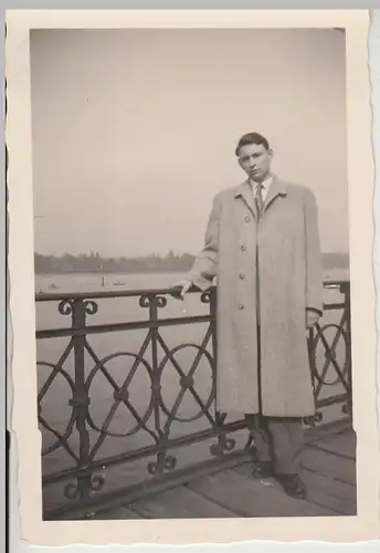 (F24499) Orig. Foto Mainau, Herr am Geländer Bodensee 1950er