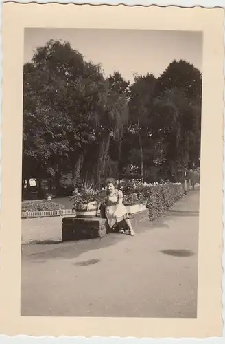 (F24492) Orig. Foto Altenberg, junge Frau a. Platz vor dem Dom 1955