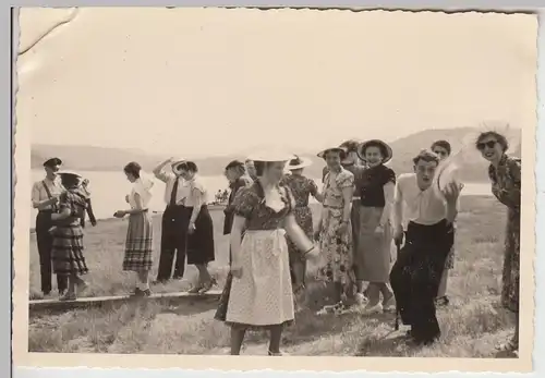 (F24490) Orig. Foto Personen an einem See 1950er