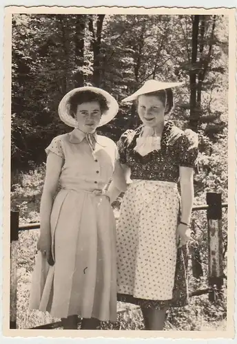 (F24489) Orig. Foto junge Damen mit Hut 1950er