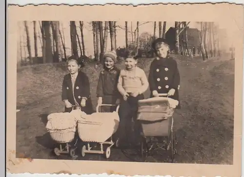 (F24486) Orig. Foto Kinder spazieren mit Puppenwagen 1950er