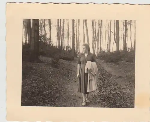 (F24485) Orig. Foto junge Frau spaziert im Wald 1950er