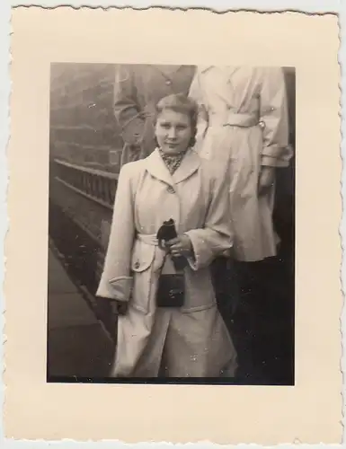 (F24482) Orig. Foto junge Frau im Mantel 1950