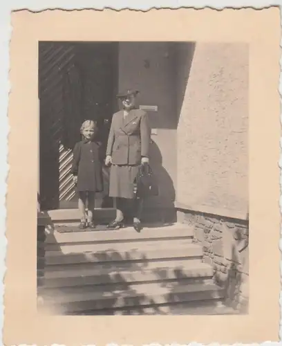 (F24479) Orig. Foto Frau u. Mädchen am Hauseingang i. Solingen 1930-50er