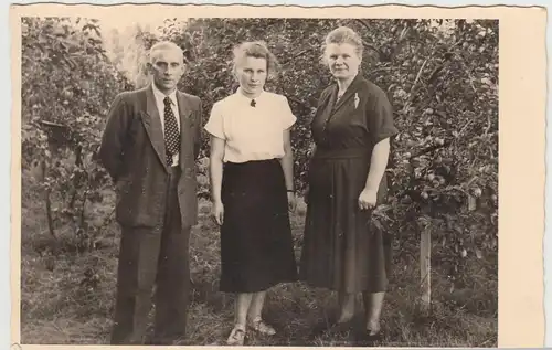 (F24477) Orig. Foto Personen stehen im Garten 1930-50er
