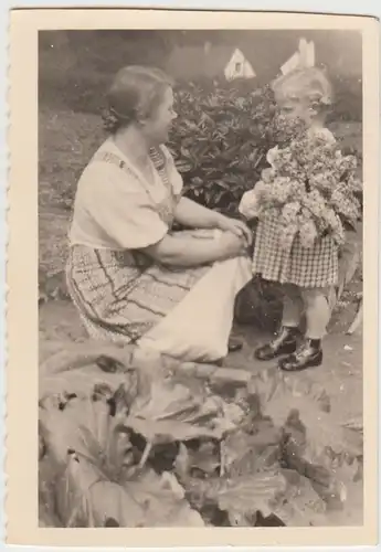 (F24476) Orig. Foto Mutter m. Mädchen im Garten, Blumen z. Muttertag 1939
