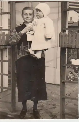 (F24474) Orig. Foto ältere Dame mit Kleinkind auf Arm, nach 1945