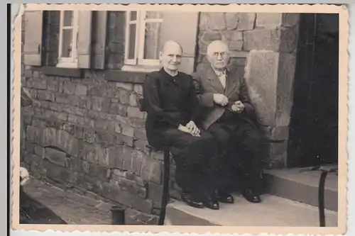 (F24473) Orig. Foto älteres Paar sitzt auf Bank am Haus, nach 1945