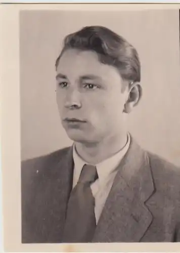 (F24471) Orig. Foto Porträt junger Mann, nach 1945