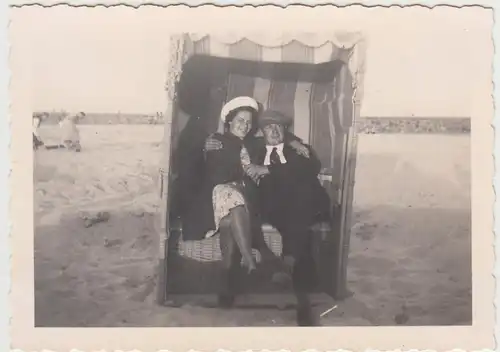 (F24468) Orig. Foto Warnemünde, Personen im Strandkorb 1939