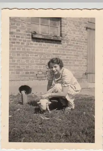 (F24464) Orig. Foto junge Frau mit Schweinchen a. Haus in Petschow 1939