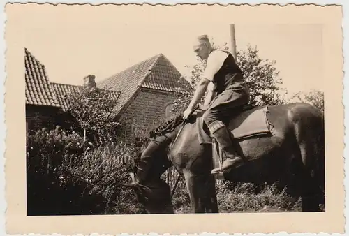 (F24462) Orig. Foto Mann auf dem Pferd in Petschow 1939