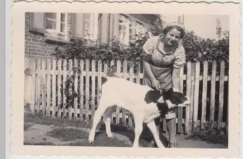 (F24461) Orig. Foto junge Frau mit Kälbchen in Petschow 1939