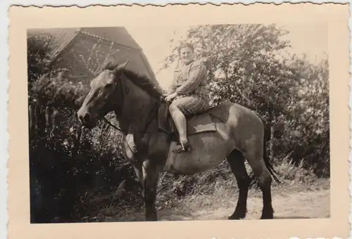 (F24460) Orig. Foto Frau auf dem Pferd in Petschow 1939