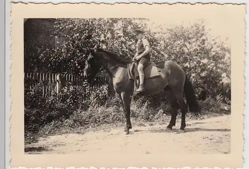(F24459) Orig. Foto junger Mann auf dem Pferd in Petschow 1939