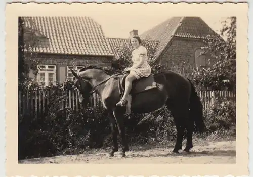 (F24458) Orig. Foto junge Frau auf dem Pferd in Petschow 1939