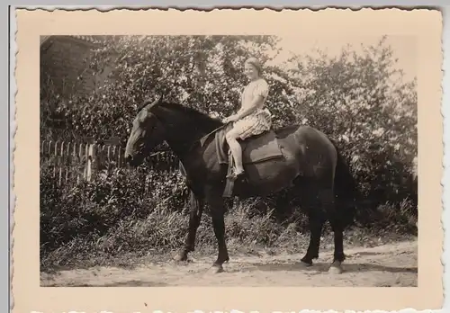 (F24457) Orig. Foto junge Frau auf dem Pferd in Petschow 1939