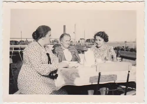 (F24454) Orig. Foto Gehlsdorf (Rostock), Damen an Kaffeetafel im Freien 1939