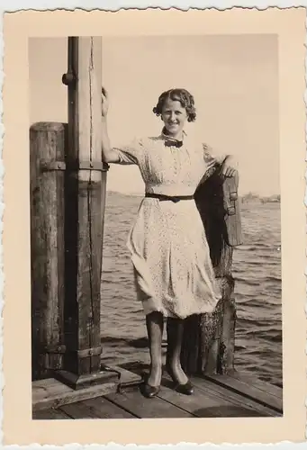 (F24450) Orig. Foto Gehlsdorf (Rostock), junge Frau am Bootsanleger 1939