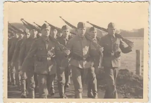 (F2444) Orig. Foto 2.WK, Wehrmacht-Soldaten marschieren, 1940er