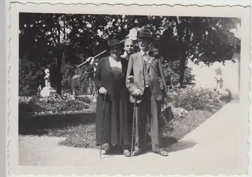 (F24439) Orig. Foto Bad Blankenburg, Personen im Stadtpark 1936