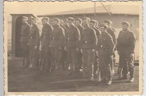 (F2443) Orig. Foto 2.WK, Wehrmacht-Soldaten in 3er-Reihe, 1940er