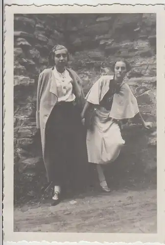 (F24429) Orig. Foto Bad Blankenburg, junge Damen an der Ruine Greifenstein 1936