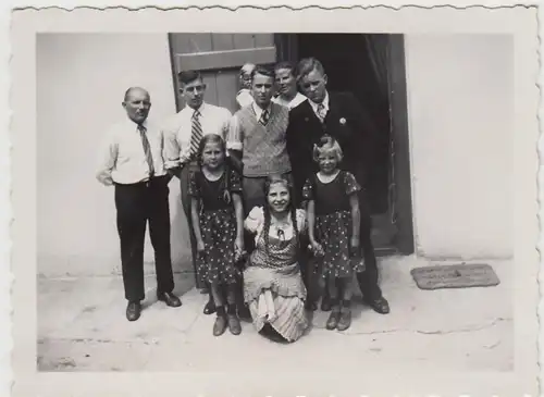 (F24424) Orig. Foto Bad Blankenburg, junge Männer u. Mädchen an Pension 1936