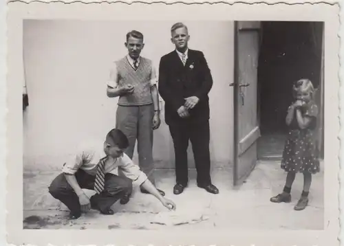 (F24423) Orig. Foto Bad Blankenburg, junge Männer u. Mädchen an Pension 1936