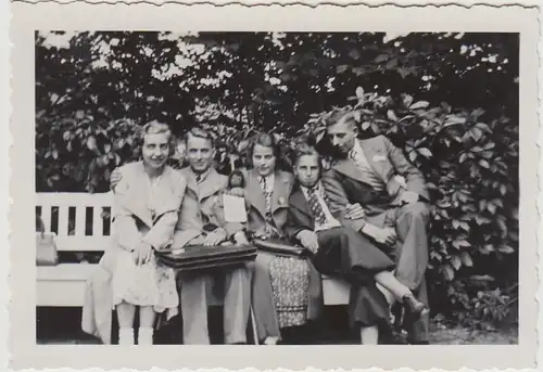 (F24419) Orig. Foto Schwarzburg, Personen auf Bank vor dem Schloss 1936