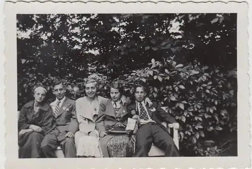 (F24418) Orig. Foto Schwarzburg, Personen auf Bank vor dem Schloss 1936