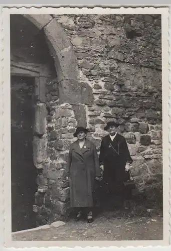 (F24398) Orig. Foto Bad Blankenburg, Damen an der Ruine Greifenstein 1936